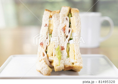 美味しいソーセージと玉子と野菜の全粒粉サンドイッチとコーヒー 81495320