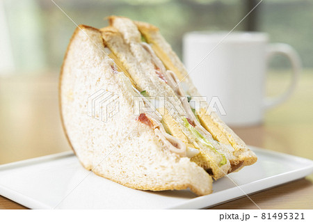 美味しいソーセージと玉子と野菜の全粒粉サンドウィッチとコーヒー 81495321