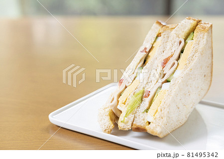 美味しいソーセージと玉子と野菜の全粒粉サンドイッチ 美味しいソーセージと玉子と野菜の全粒粉サンドイッチ 81495342