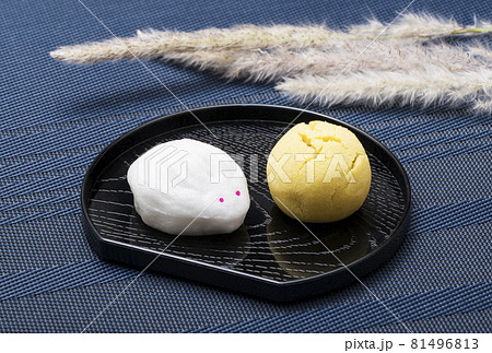 十五夜　月見団子　和菓子　お月見　お供物　月見饅頭　イメージ素材 81496813
