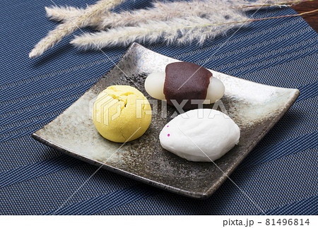 十五夜　月見饅頭　和菓子　お月見菓子　お供物　月見餅　イメージ素材 81496814