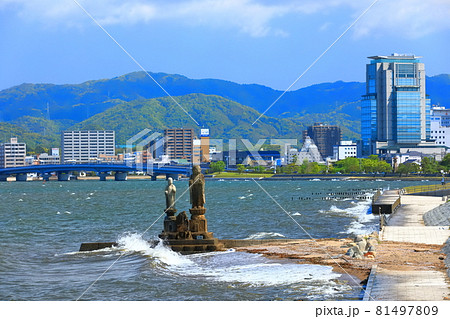 【島根県】晴天下の袖師地蔵と松江市街地 81497809