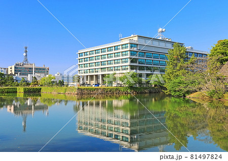 島根県 快晴下でシンメトリーな島根県庁舎の写真素材
