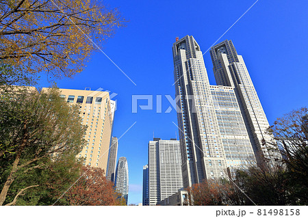 東京 西新宿の都市風景 超高層ビル群と紅葉の写真素材 東京 西新宿の都市風景 超高層ビル群と紅葉の写真素材