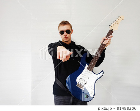 「あなたも弾く!」と指をさしているギタリスト男性 「あなたも弾く!」と指をさしているギタリスト男性 81498206