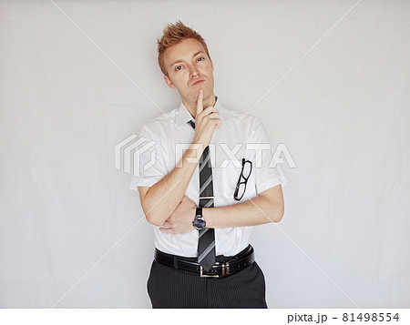 考え中の会社員男性 81498554