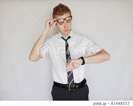 時計を見ている会社員男性 81498557