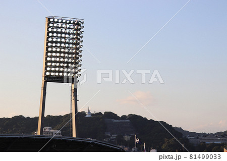 マツダスタジアムの照明と二葉山平和塔 マツダスタジアムの照明と二葉山平和塔 81499033