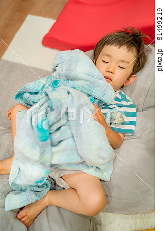 子供の寝顔 81499219