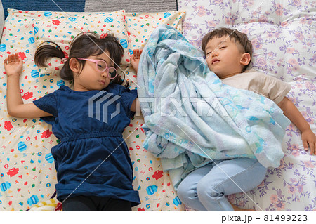 子供の寝顔 81499223