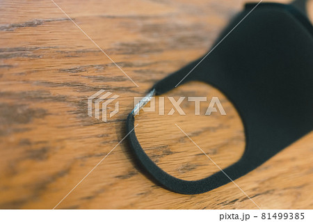 マスクの紐が切れてセロテープ 81499385