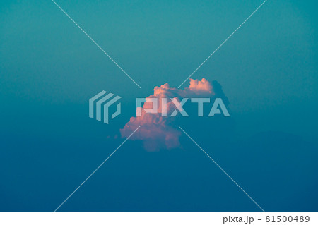夏の日没前 青空の中で彼方で湧き上がる積乱雲 b-3 シアン色寄り 夏の日没前 青空の中で彼方で湧き上がる積乱雲 b-3 シアン色寄り 81500489