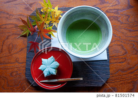 木の盆に乗った練り切りと抹茶　秋 81501574