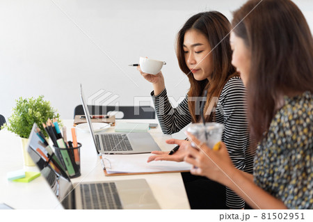 Businesswomen discussing about business strategy while drinking coffee 81502951