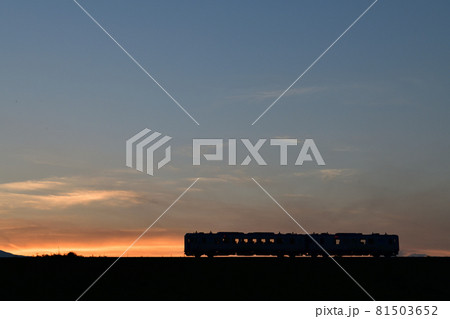 北杜市小淵沢町、夕暮れの小海線、築堤を行くHighRail1375星空 北杜市小淵沢町、夕暮れの小海線、築堤を行くHighRail1375星空 81503652