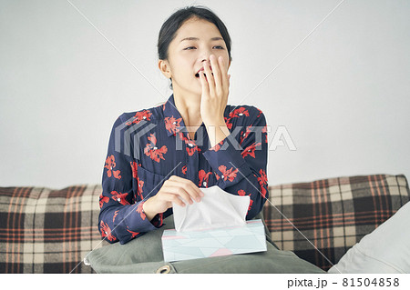 くしゃみをする女性 くしゃみをする女性 81504858