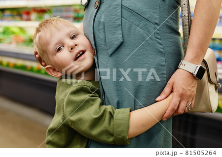 Loving Son Embracng Mother Loving Son Embracng Mother 81505264