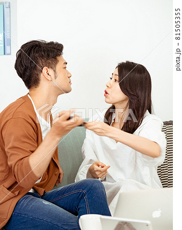 カップル 夫婦 二人 81505355
