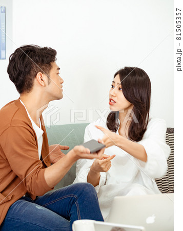 カップル 夫婦 二人 81505357