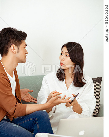 カップル 夫婦 二人 81505363