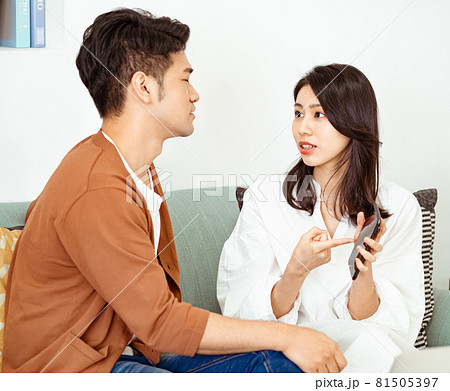 カップル 夫婦 二人 81505397