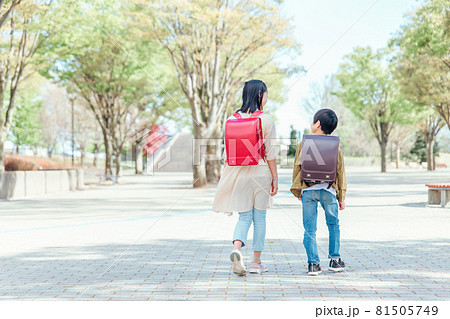 道を歩く小学生 道を歩く小学生 81505749