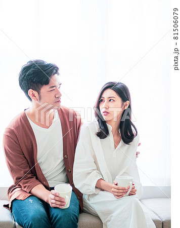 カップル 夫婦 二人 81506079