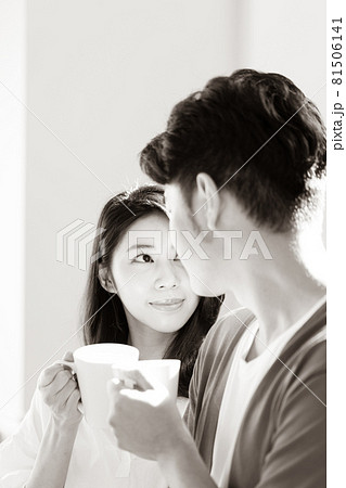 カップル 夫婦 二人 81506141