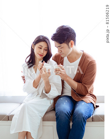 カップル 夫婦 二人 81506219