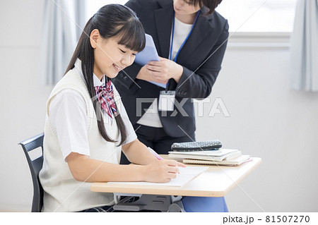 教育イメージ　マンツーマンで指導を受ける女子高生　撮影協力：中央工学校附属日本語学校 81507270