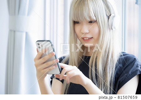 ヘッドフォンして音楽を聴く女の子 撮影協力:中央工学校附属日本語学校 ヘッドフォンして音楽を聴く女の子 撮影協力:中央工学校附属日本語学校 81507659
