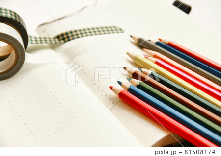 スケジュール帳と色鉛筆とマスキングテープ 81508174