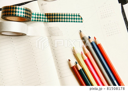スケジュール帳と色鉛筆とマスキングテープ 81508178