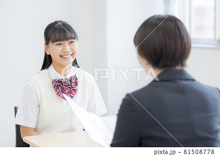 教育イメージ　面談を受ける女子学生　撮影協力：中央工学校附属日本語学校 81508778