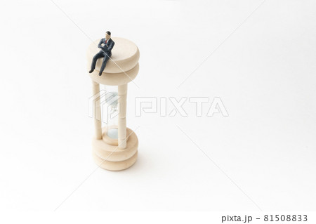 砂時計に乗るサラリーマン（ミニチュア） 81508833