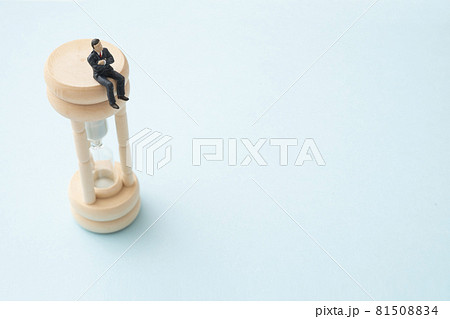砂時計に乗るサラリーマン（ミニチュア） 81508834