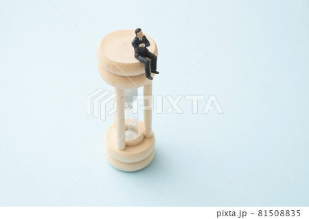砂時計に乗るサラリーマン（ミニチュア） 81508835