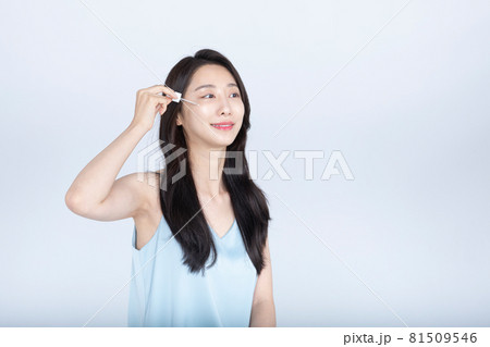 summer skincare, Asian woman with ampoule dropper near face 81509546