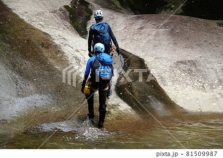 滑床渓谷のシャワークライミング 81509987