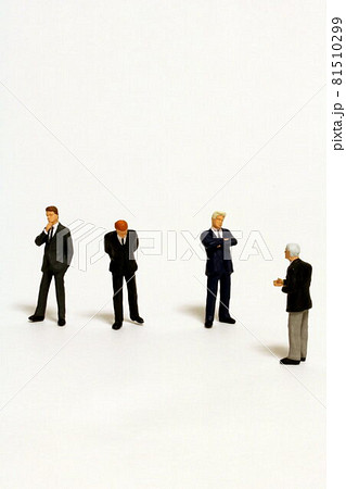 何かを言おうとする人と考え込む人 speaking man & considering men 何かを言おうとする人と考え込む人 speaking man & considering men 81510299