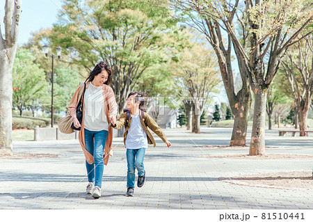 小学生の男の子とママ 81510441