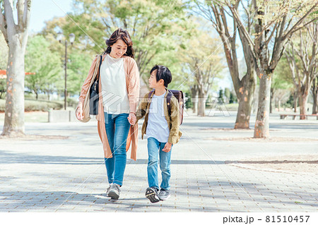 小学生の男の子とママの写真素材 [81510457] - PIXTA