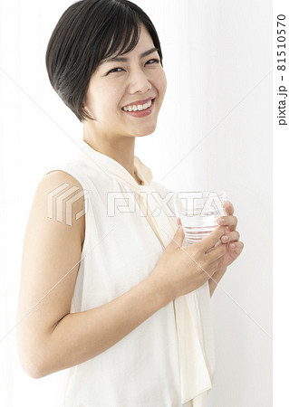 朝、グラスで水を飲んで水分補給する女性 朝、グラスで水を飲んで水分補給する女性 81510570