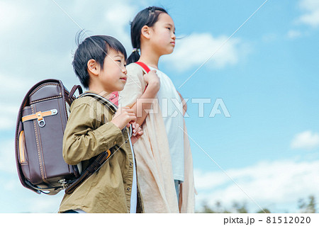 真剣な表情の小学生 81512020