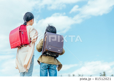 ランドセルを背負った小学生の後ろ姿 81512021