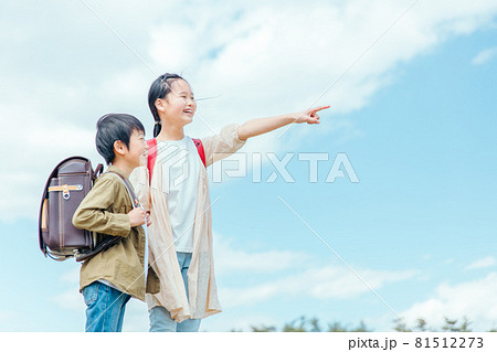笑顔の小学生 81512273