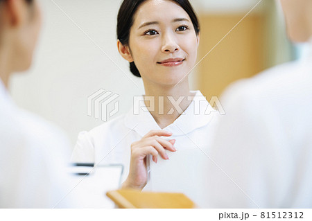 打ち合わせをする女性看護師 打ち合わせをする女性看護師 81512312