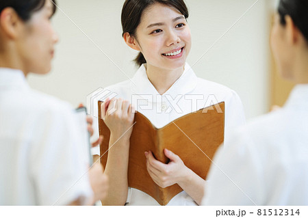 打ち合わせをする女性看護師 打ち合わせをする女性看護師 81512314