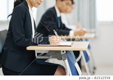 企業の研修風景　撮影協力：中央工学校附属日本語学校 81512559