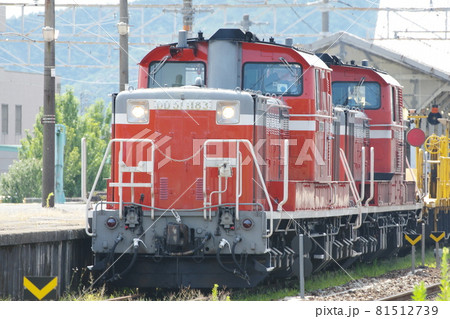 山陽本線・吉永駅に停車中のDD51重連牽引のレール輸送列車(工臨) 山陽本線・吉永駅に停車中のDD51重連牽引のレール輸送列車(工臨) 81512739